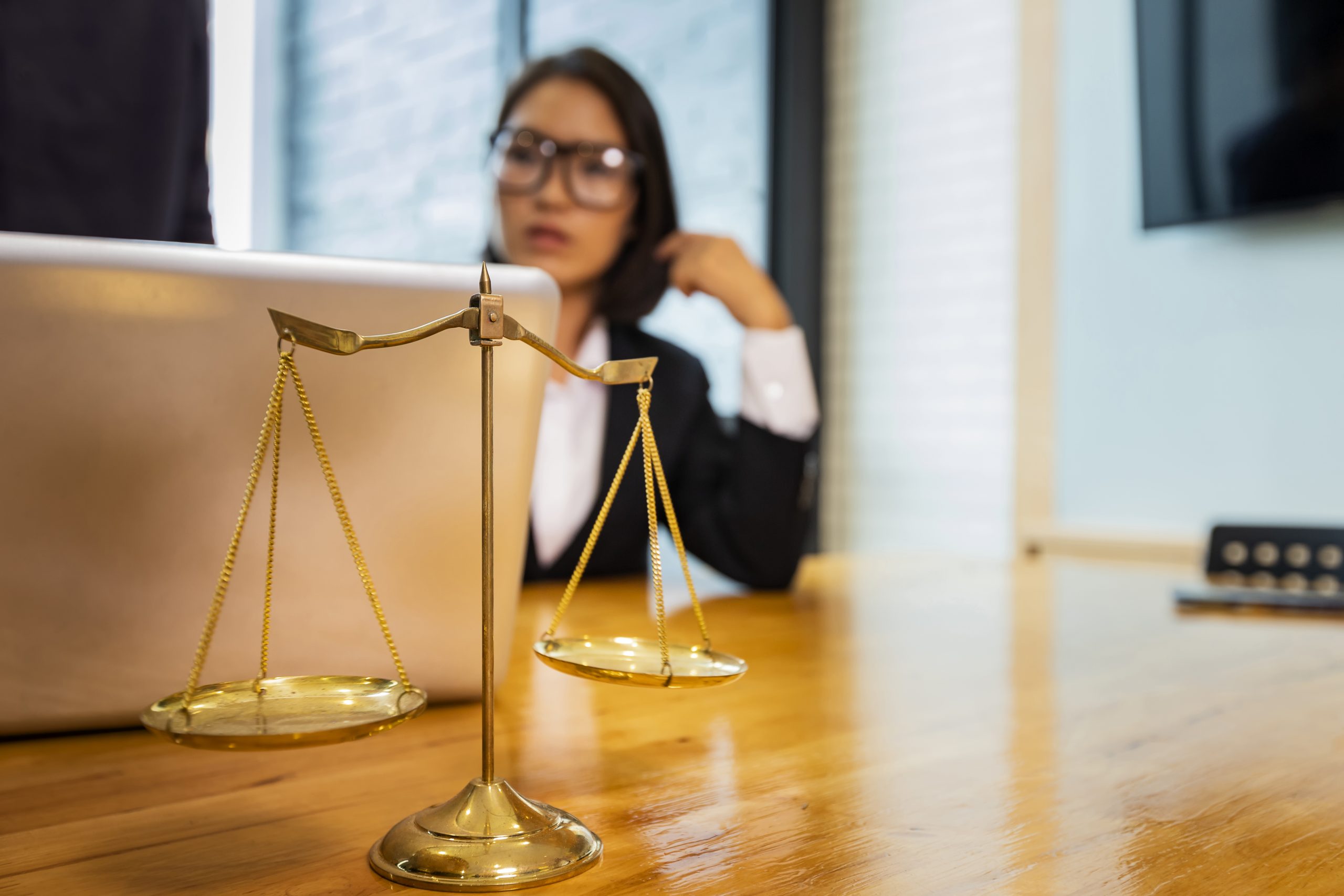Scales And Lawyer Working On A Laptop Lawyer Offi 2022 11 08 04 48 15 Utc Contabilidade Em São Paulo Sp | Fiscon E Prosper Associados - Fiscon & Prosper Auditoria