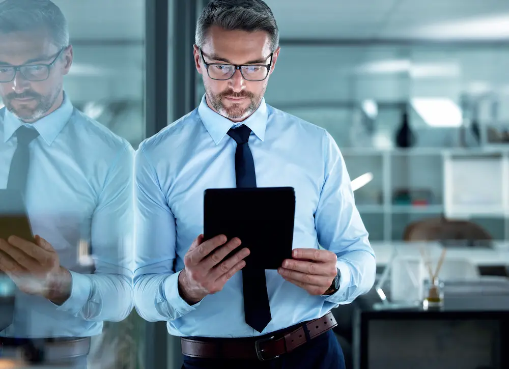 Shot Of A Businessman Using A Digital Tablet At Th 2023 11 27 05 17 31 Utc - Contabilidade em São Paulo - SP | Fiscon e Prosper Associados - Guia completo de contabilidade para pequenas empresas!